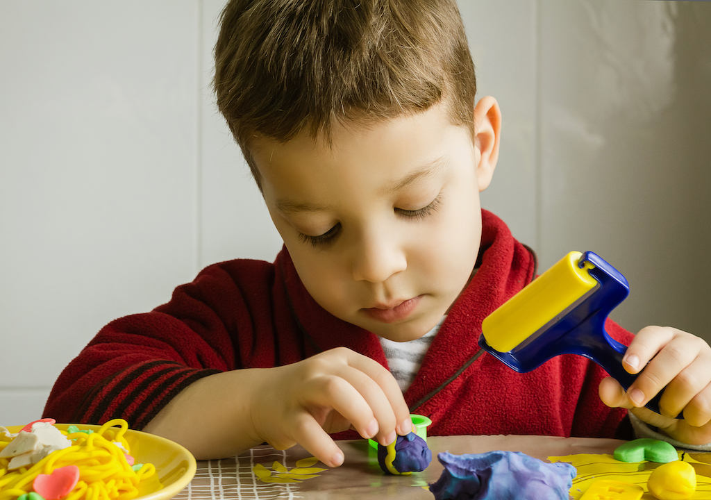 Tradycyjne zabawki – plastelina idealny wypełniacz czasu dla dzieci, nie tylko dla przedszkolaków.
